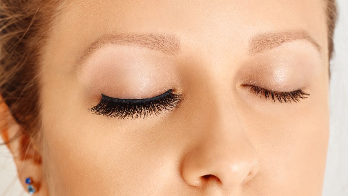 Nő tincses műszempilla viselés közben