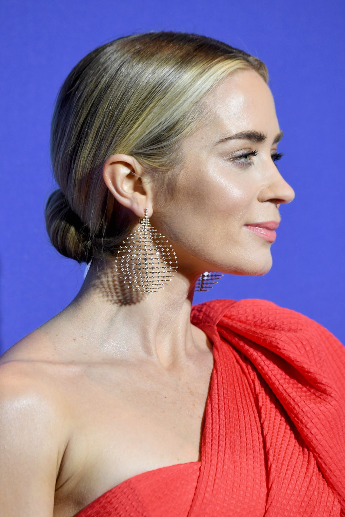 Emily Blunt francia kontyot visel 