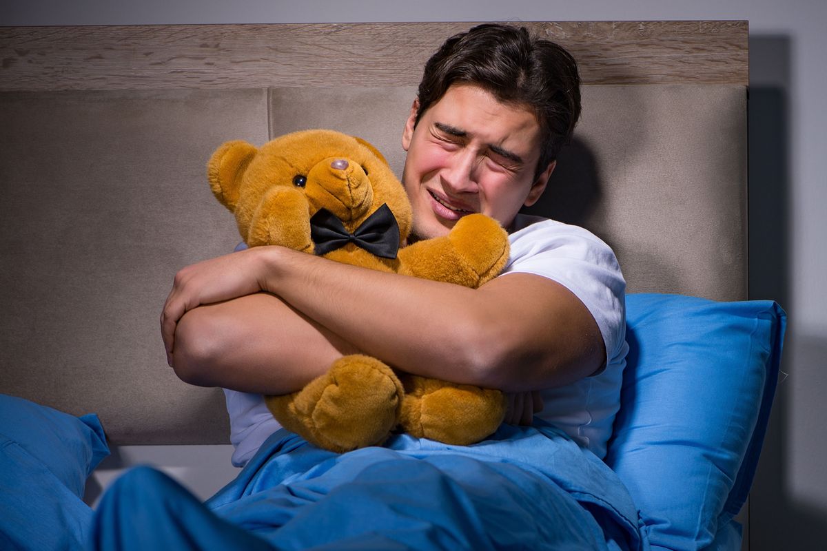 A sötéttől való félelem gyakoribb a férfiak körében, ahogy a plüssállattal alvás is.