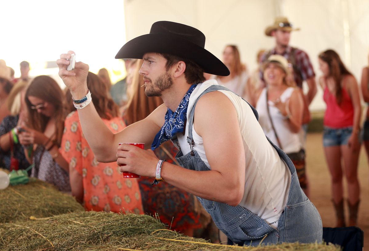 Ashton Kutcher úgy véli, túl jóképű volt bizonyos szerepekhez