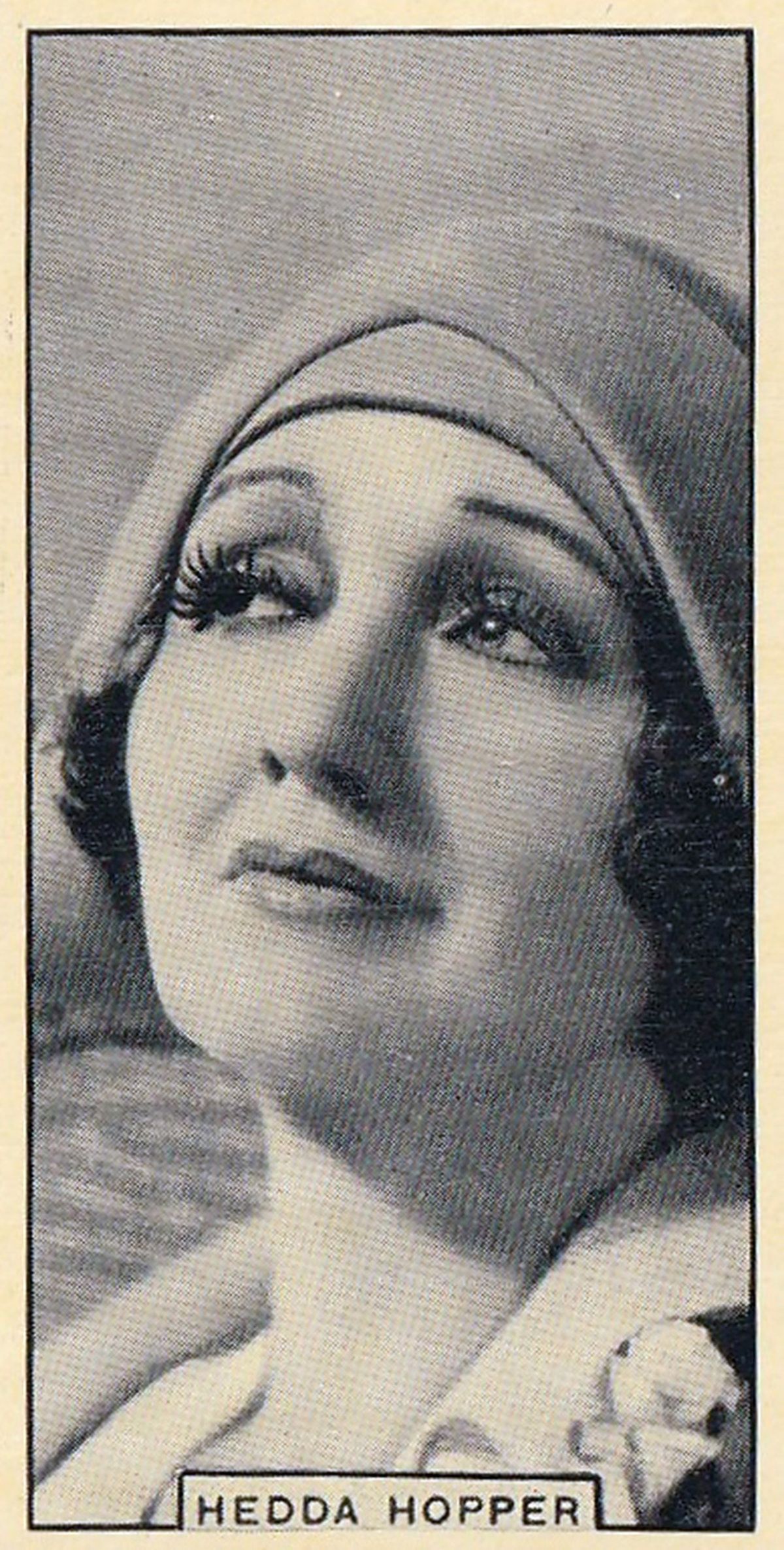 1932-ben már elterjedt volt a műszempilla, ahogy Hedda Hopper filmsztár portréján látható.