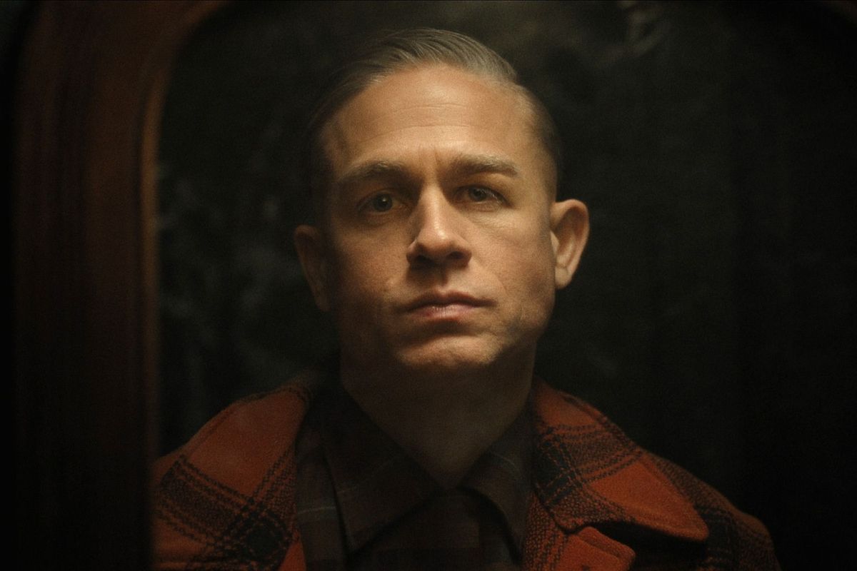 Charlie Hunnam az Ed Gein sorozatban 