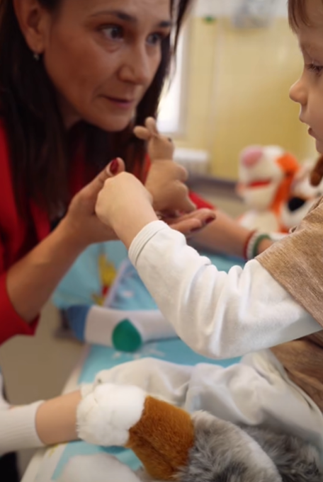 A kórházban élő kisfiú, Kardosné Gyurkó Katalinnal