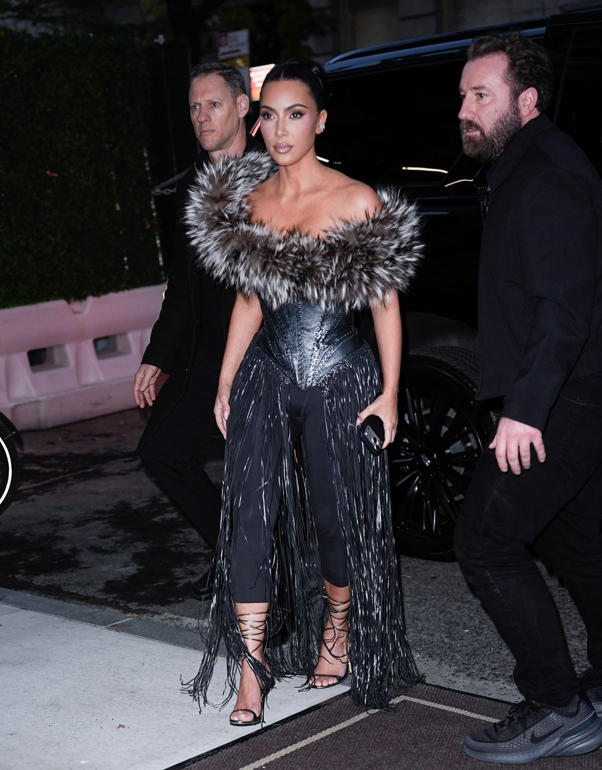 Kim Kardashian bőrfűzőben