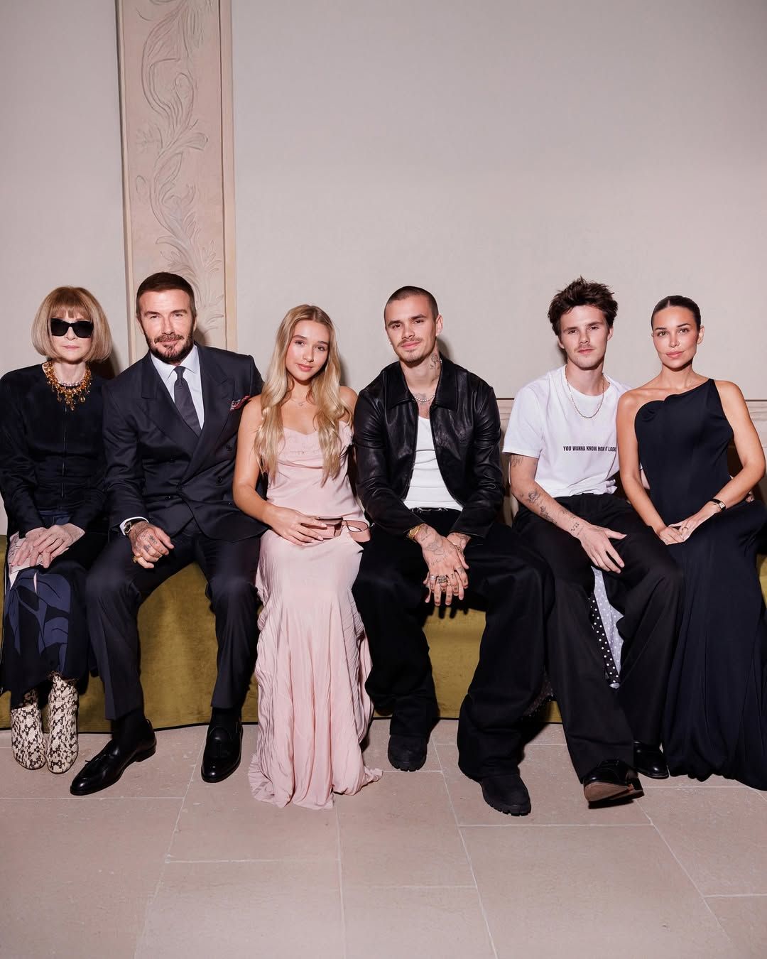 Victoria Beckham és családja Párizsban - a jobb szélen Jackie Apostel