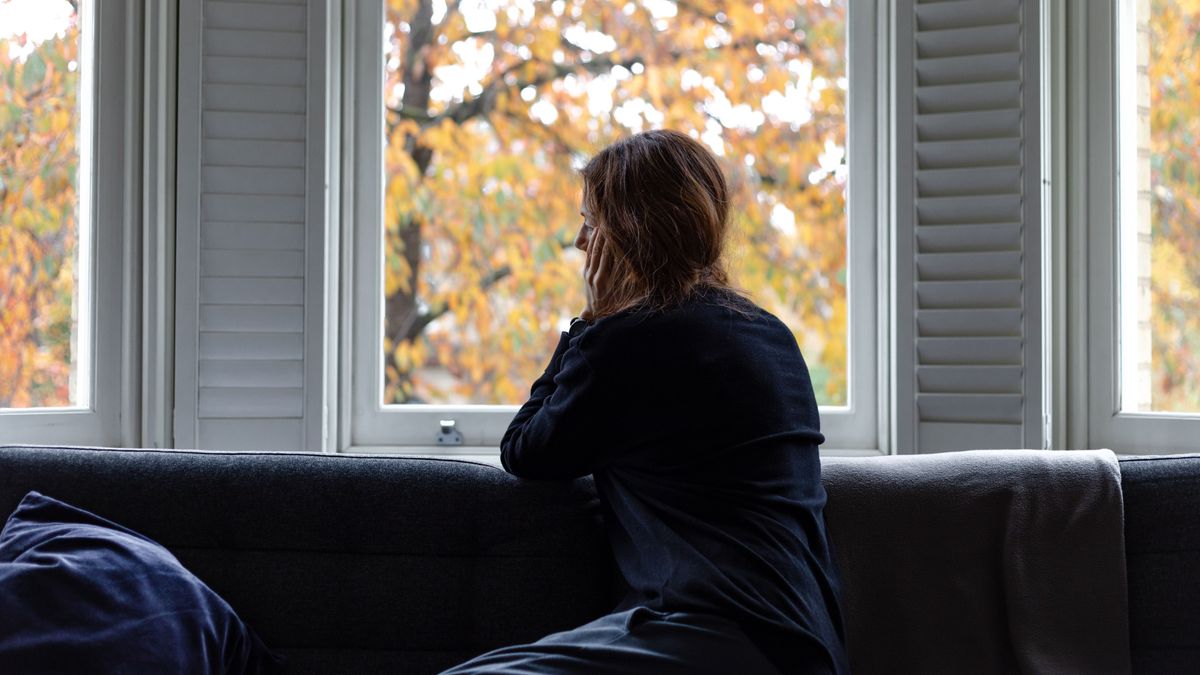 A Hashimoto tüneteitől szenvedő nő.