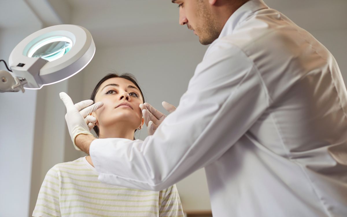 Így ápolja a bőrét egy plasztikai sebész, hogy sokáig feszes és gyönyörű maradjon.