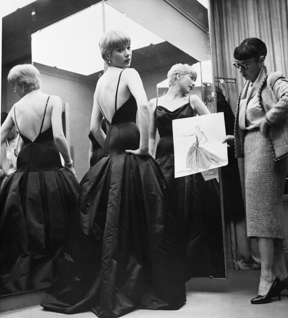 Edith Head jelmeztervező épp az utolsó simításokat végzi az elkészült ruhakölteményen.