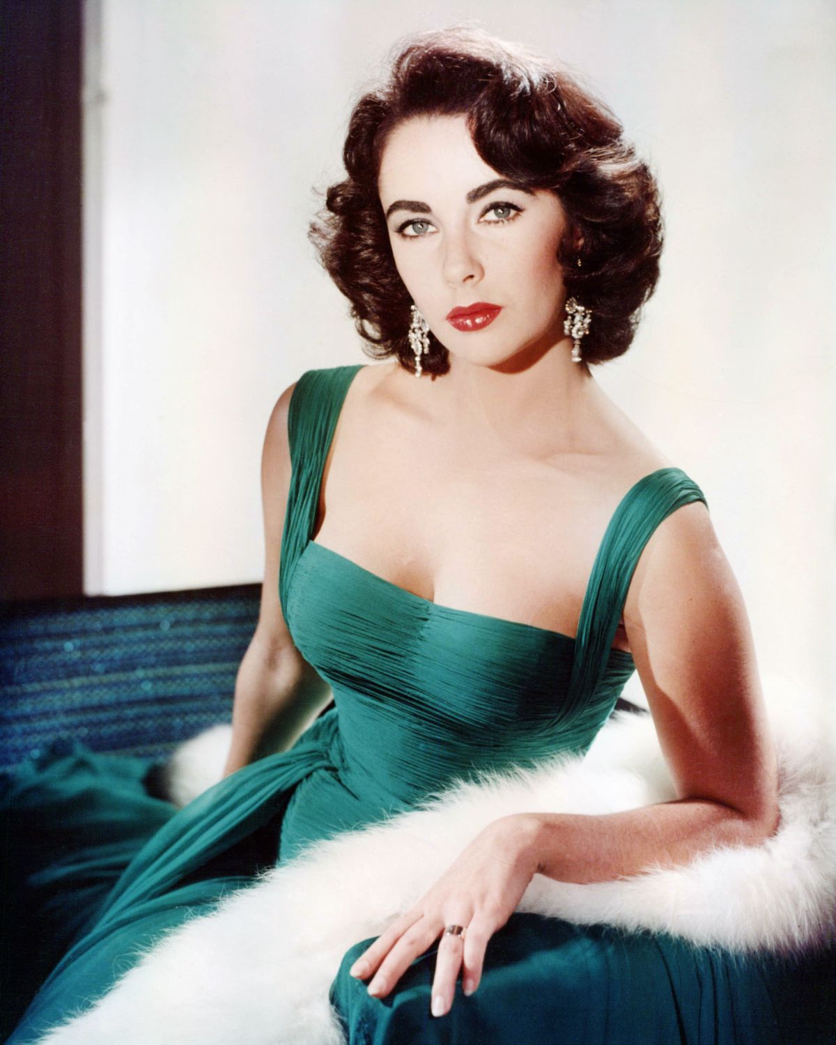 Elizabeth Taylor dús szemöldökkel