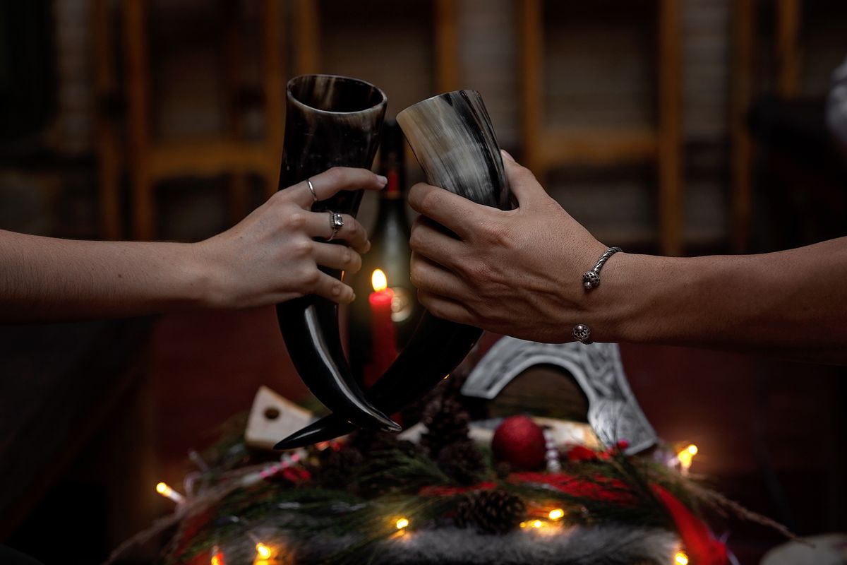 Sört isznak a vikingek halloweenjén