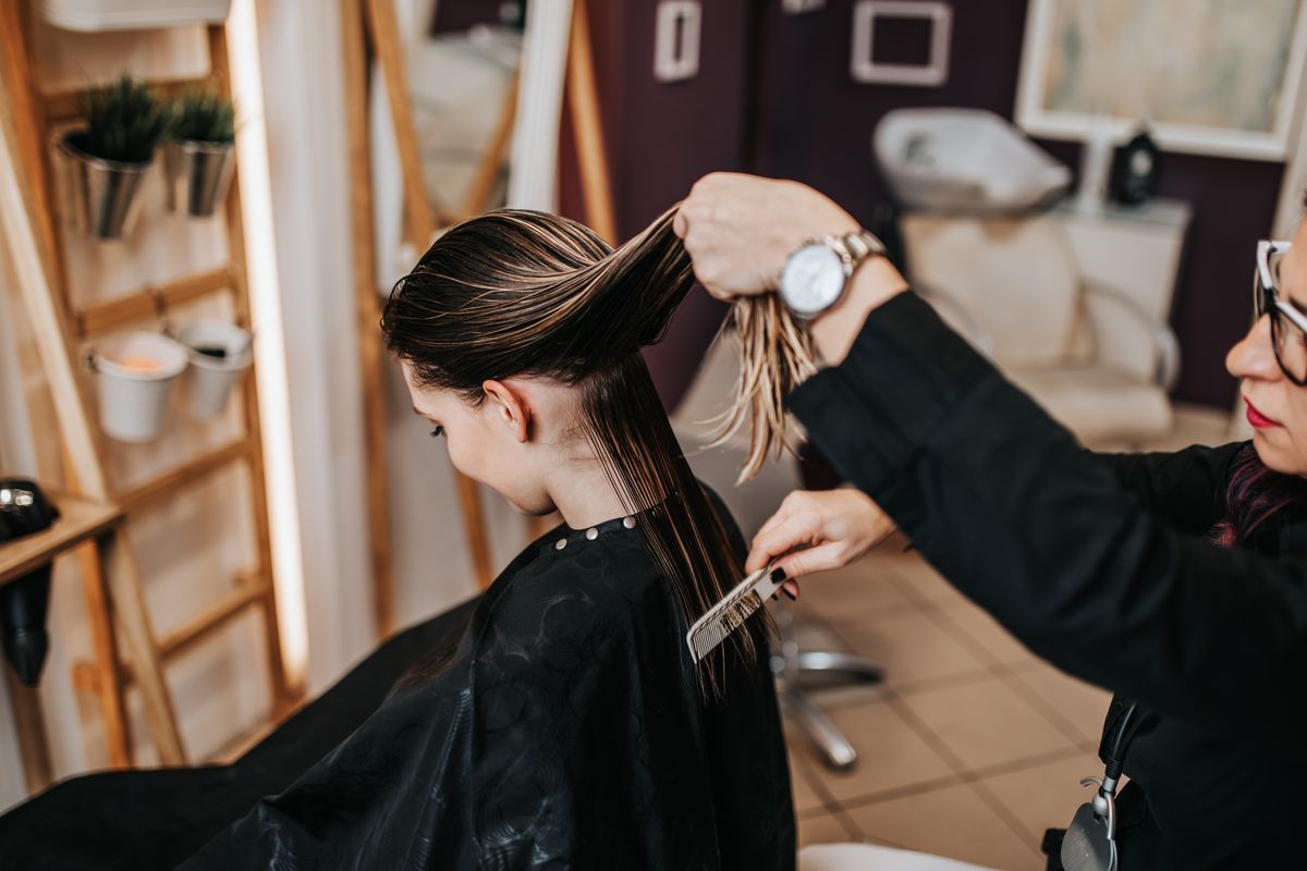 Fiatal lány TikTok-trend frizurát vágat 