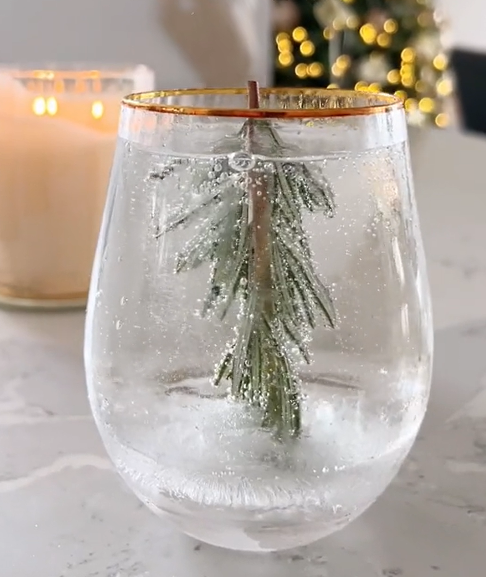 Karácsonyi gin-tonik, ami olyan mintha egy hógömböt innál.