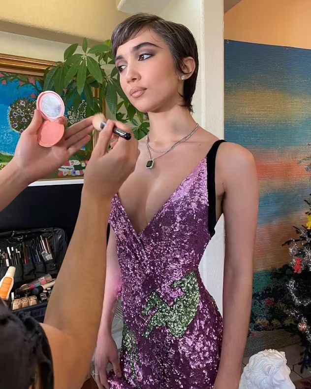 Nő oldalt elválasztott pixie frizurával