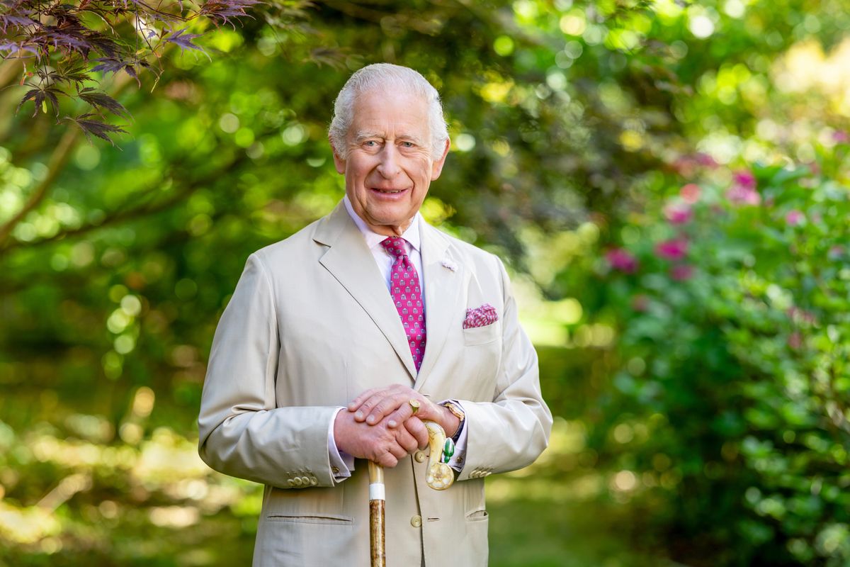 Károly király az ő álomkertjében TETBURY, ENGLAND - JULY, 2025: (EDITOR'S NOTE: This Handout image was provided by a third-party organization and may not adhere to Getty Images' editorial policy.) EDITORIAL USE ONLY. NO SALES. NO USE AFTER FRIDAY JANUARY 9, 2026 WITHOUT PRIOR PERMISSION FROM BUCKINGHAM PALACE. In this handout photo issued on October 8, 2025 by the King's Foundation, King Charles III is photographed in the Arboretum at Highgrove House for the Amazon Documentary on Harmony: A New Way of Looking at Our World, in July, 2025 in Tetbury, England. (Photo by Handout/Millie Pilkington Photography/The King's Foundation via Getty Images)MANDATORY CREDIT REQUIRED. Publications are asked to credit Millie Pilkington Photography/The King's Foundation. The photograph shall not be used after Friday January 9 2026 without permission from Royal Communications. All terms of release must be adhered to. The photograph has been distributed with permission from Royal Communications. The photograph is being made available by way of licence on condition that the photograph shall be solely for news editorial use only, no charge should be made for the supply, release, or publication of the photograph, there shall be no commercial use whatsoever of the photograph - including any use in merchandising, advertising or any other non-editorial use, the image must not be digitally enhanced, cropped, manipulated or modified in any manner or form. NOTE TO EDITORS: This handout photo may only be used in for editorial reporting purposes for the contemporaneous illustration of events, things or the people in the image or facts mentioned in the caption. Reuse of the picture may require further permission from the copyright holder.