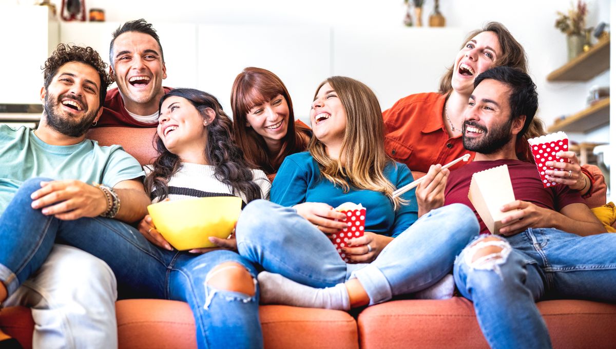 Z-generációs barátok ülnek a kanapáén és közben nem gondolnak a szexualitásra.