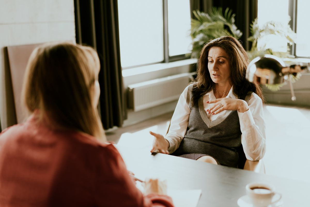 Két nő állásinterjún egyeztet egymással. 