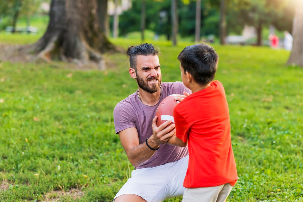 Egy ideges sportszülő túl nagy szülői elvárásokat támaszt a gyereke felé és erőszakosan el akarja venni a labdáját.