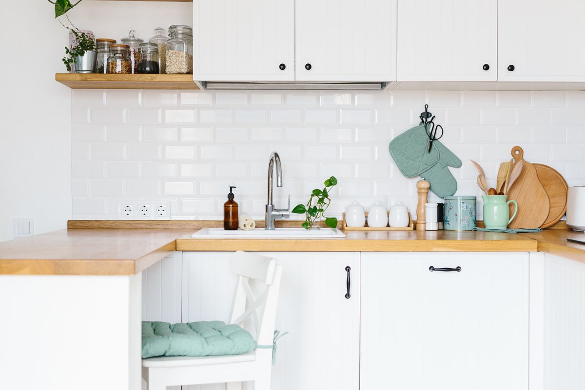 fehér konyha türkiz kiegészítőkkel