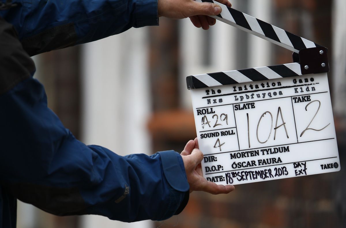 igaz történetről szóló film csapója egy férfi kezében