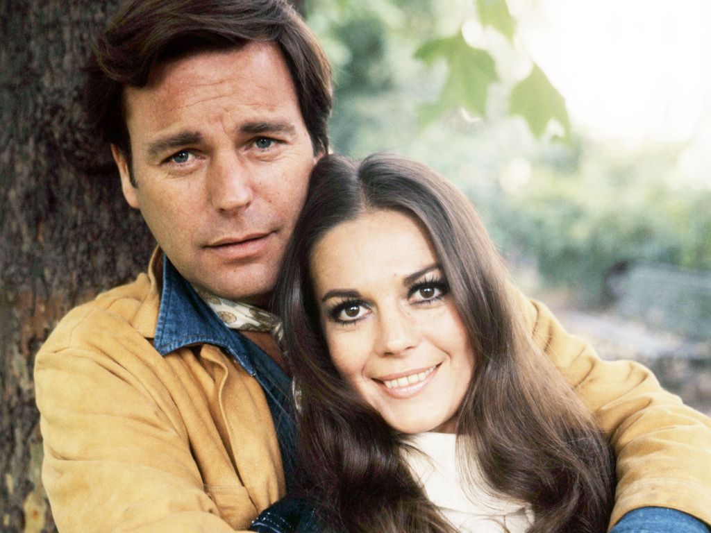 Natalie Wood és Robert Wagner
A két sztár kapcsolata valóban filmbe illő történet volt. 1957-ben házasodtak össze először, majd öt év múlva elváltak. Tíz évvel később újra egymásra találtak, és másodszor is összeházasodtak. Házasságuk a színésznő rejtélyes, tragikus haláláig, 1981-ig tartott. 