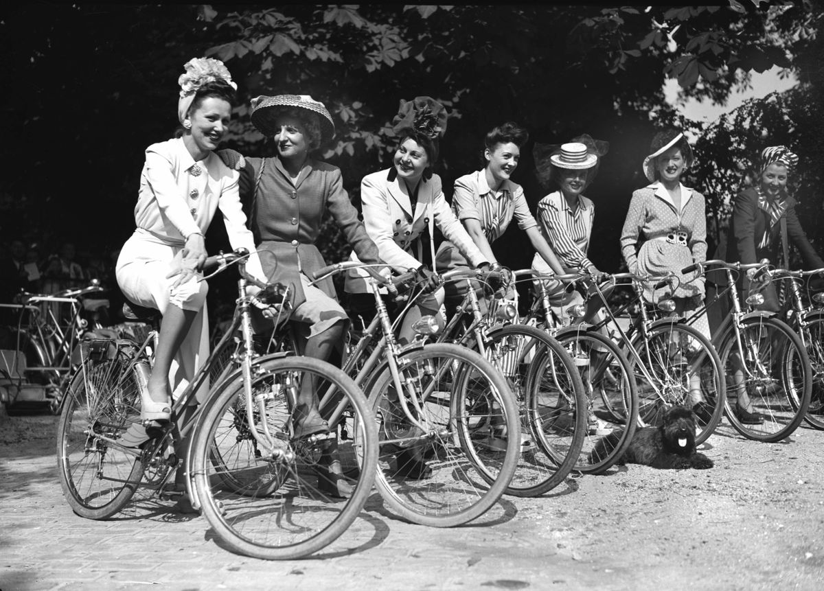 női jogok a francia női nadrágellenes törvény megengedte, hogy a nők kerékpározás közben nadrágot viseljenek