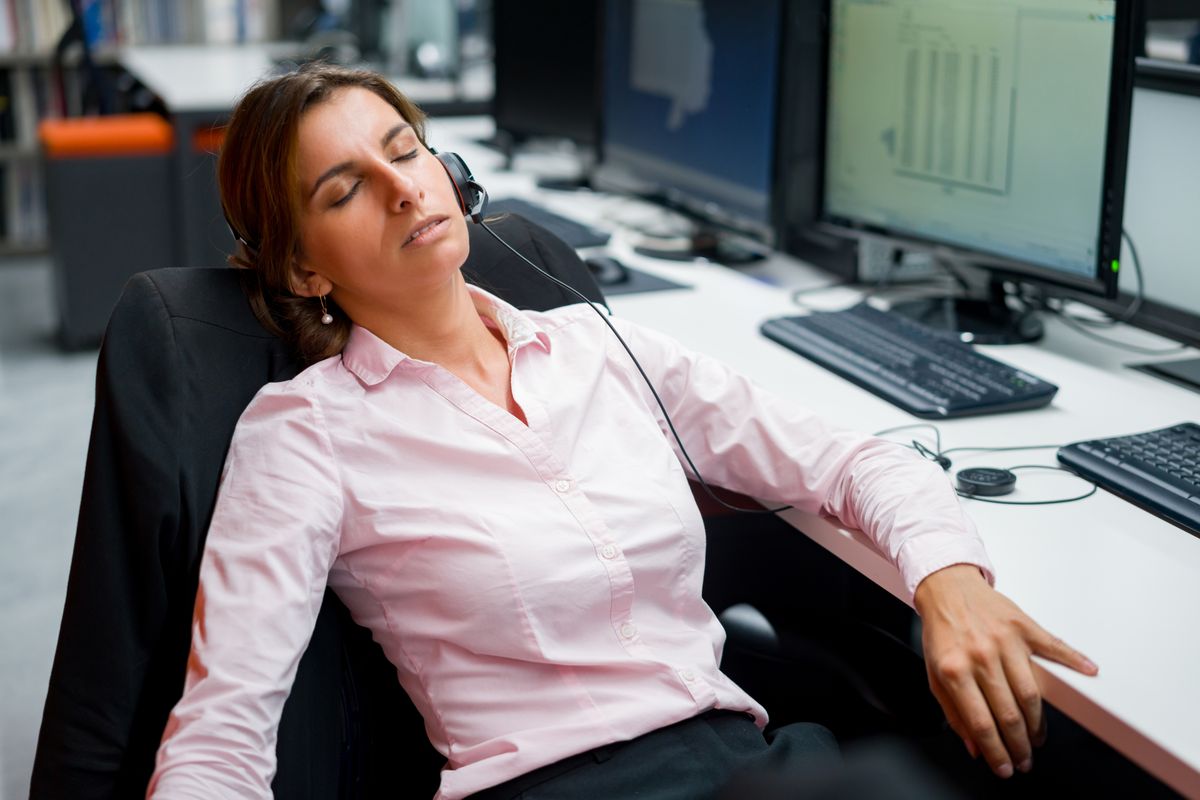 Ügyintézés, nő alszik az ügyfélszolgálaton. 