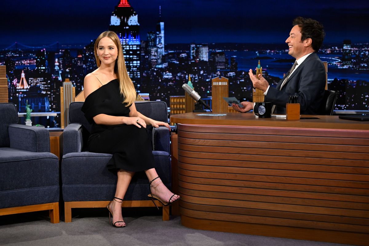 Jennifer Lawrence keményen beszólt Kourtney Kardashiannak. THE TONIGHT SHOW STARRING JIMMY FALLON -- Episode 2209 -- Pictured: (l-r) Actress Jennifer Lawrence and host Jimmy Fallon during "Mute!" on Wednesday, November 5, 2025 -- (Photo by: Todd Owyoung/NBC via Getty Images)