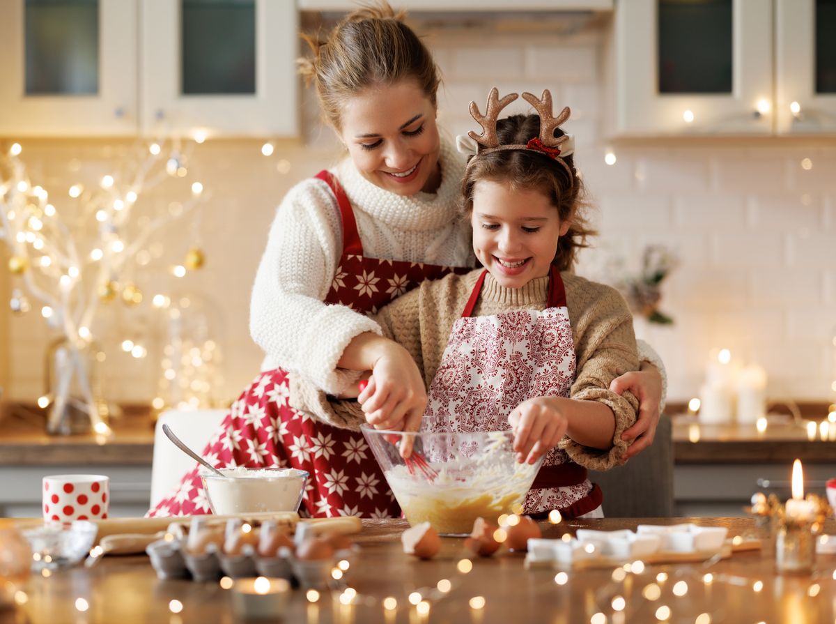 A szaloncukor készítése házilag: anya és lánya a konyhában süt.