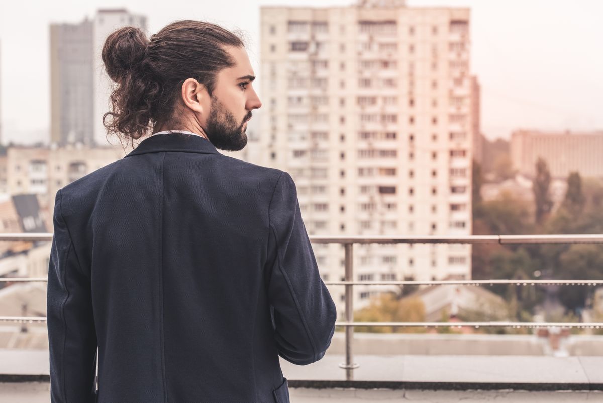 Manbu, a rettenetes férfi haj