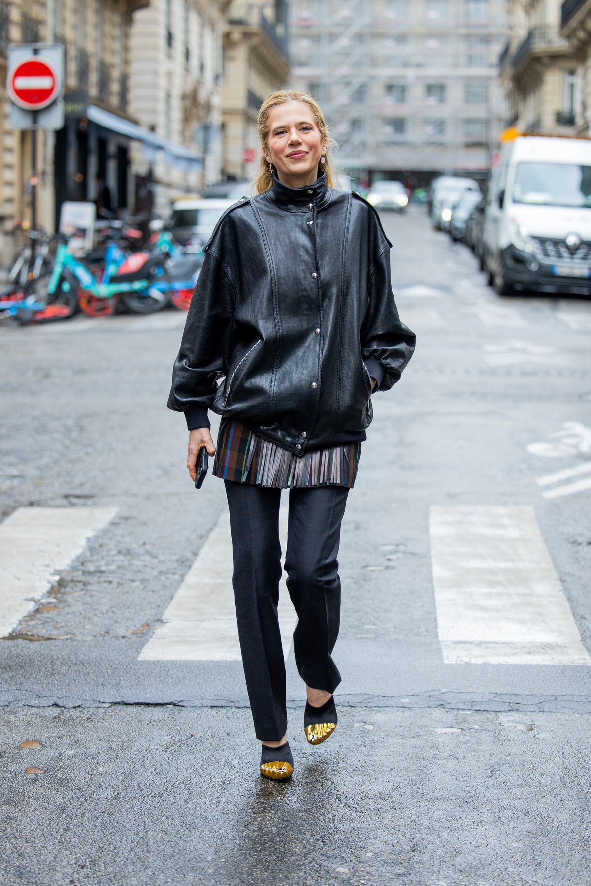 Vagány összeállítás cigaretta nadrággal.