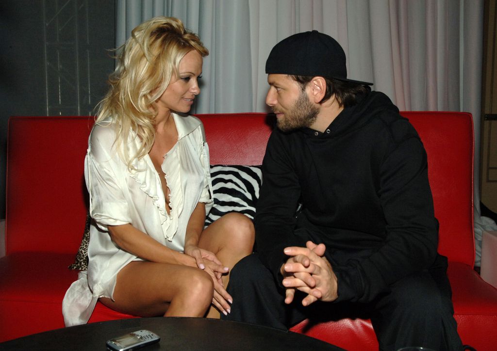 Pamela Anderson és Rick Salomon
Pamela Anderson életében sosem volt hiány drámából. 2007-ben hozzáment Rick Salomonhoz, majd pár hónap után elvált. 2014-ben ismét összeházasodtak, de a második házasság sem tartott sokáig. Pamela később elmondta: „jobb kétszer szeretni, mint egyszer sem”.