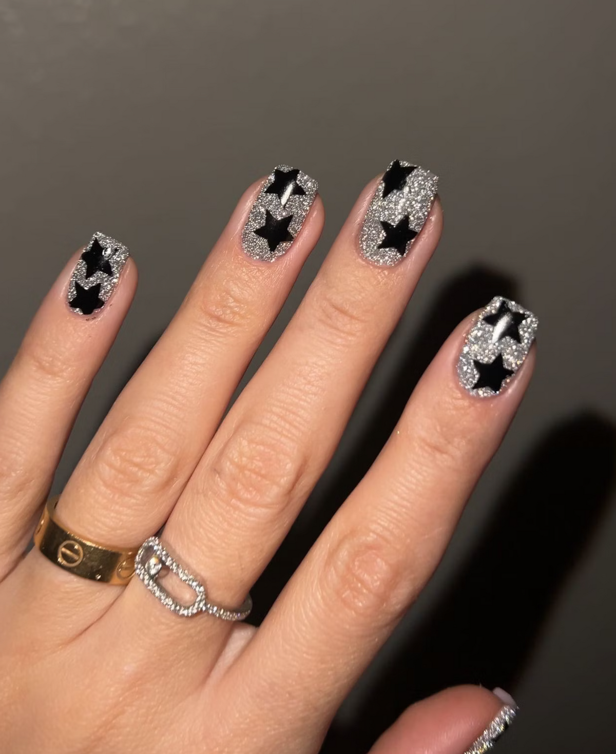 Fényvisszaverős körmök fekete csillag mintával. 