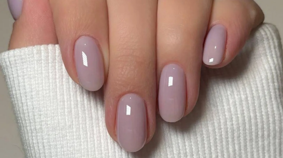 Lila körmök 2025 körömtrendjeiben