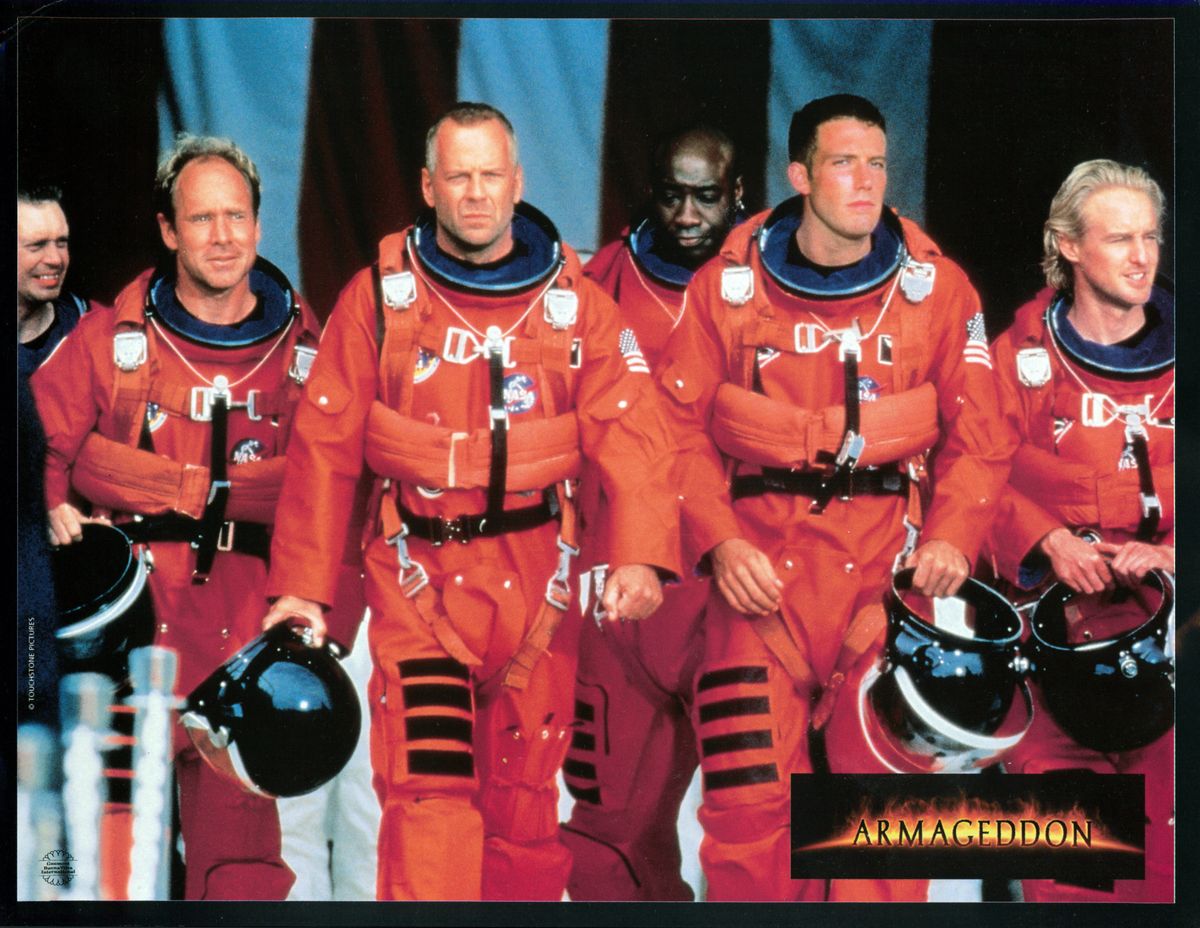 Steve Buscemi, Will Patton, Bruce Willis, Michael Clarke Duncan, Ben Affleck és Owen Wilson az Armageddon című filmben, ami szerepel a megható filmek férfiaknak között.