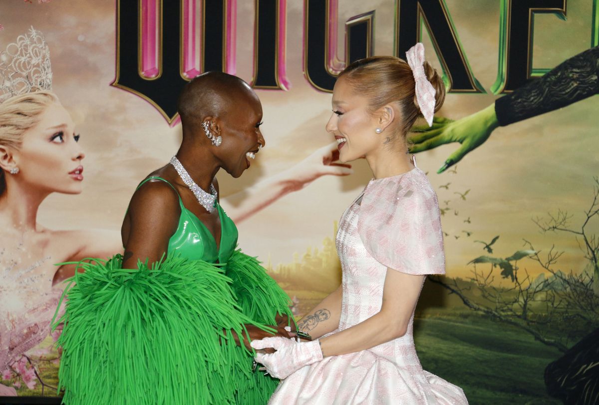Cynthia Erivo és Ariana Grande a Wicked premierjén egymásr nevetnek.
