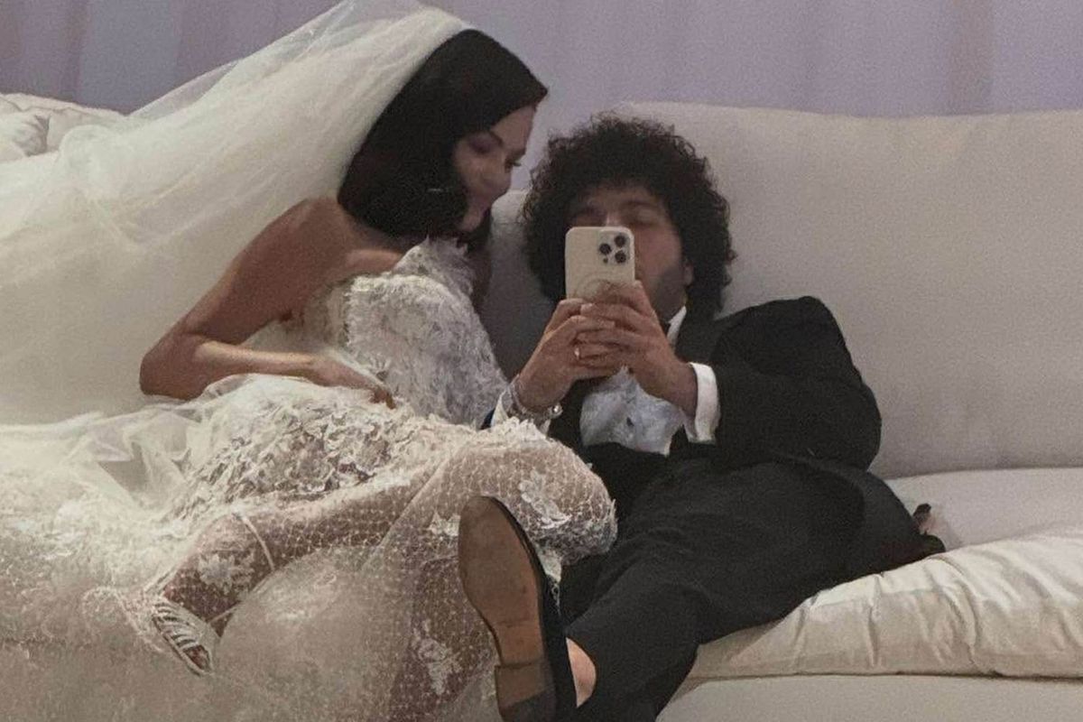 Az év egyik legnagyobb sztáresküvőjén Selena Gomez és férje egy közös képen