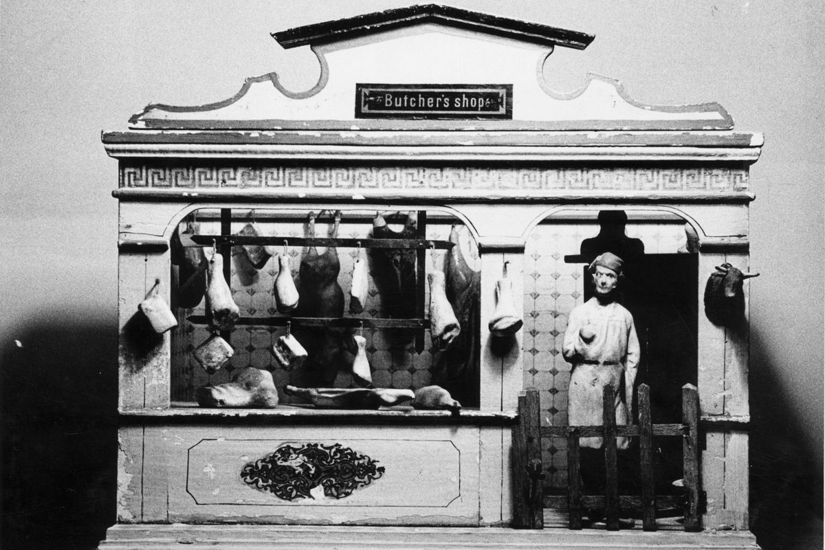 A hátborzongató megjelenésű, babaház méretű hentesboltok divatosak voltak a viktoriánius korban: volt itt minden, vér is. December 1954: A model of a butcher's shop complete with carcasses. A toy from the Toy Museum at Leighton House Art Gallery, Kensington, London which houses over 3,000 toys mostly from the 19th century. Original Publication: Picture Post - 7425 - Toys Have Their Own Museum - pub. 1954 (Photo by Raymond Kleboe/Picture Post/Hulton Archive/Getty Images)