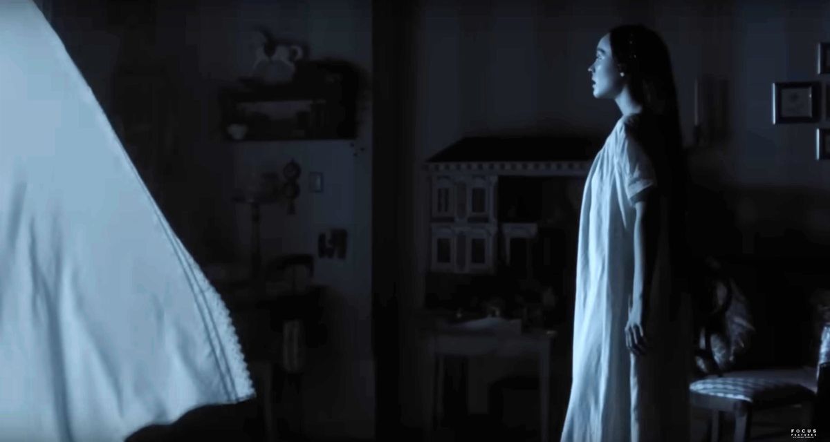 Lily Rose Depp enyhén hullámos hajjal a Nosferatu című filmben.