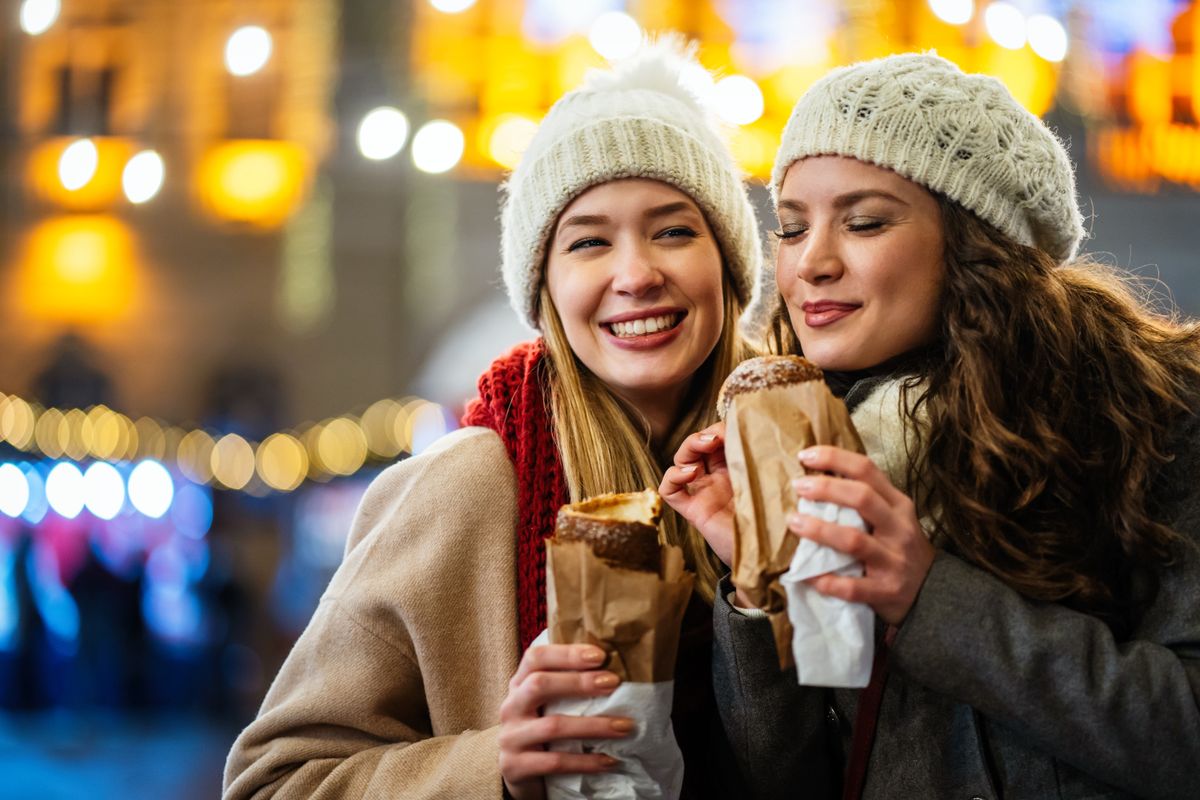 Hangulatjavító ételek - fiatal nők finom ételeket esznek és közben mosolyognak