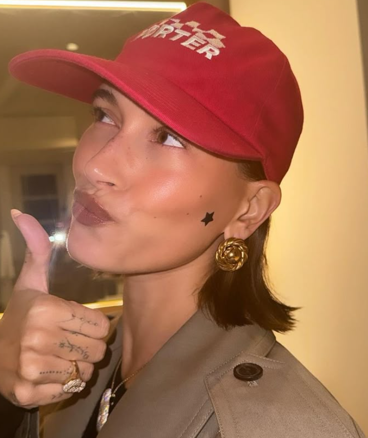 hailey bieber csillagformájú pattanástapaszt visel
