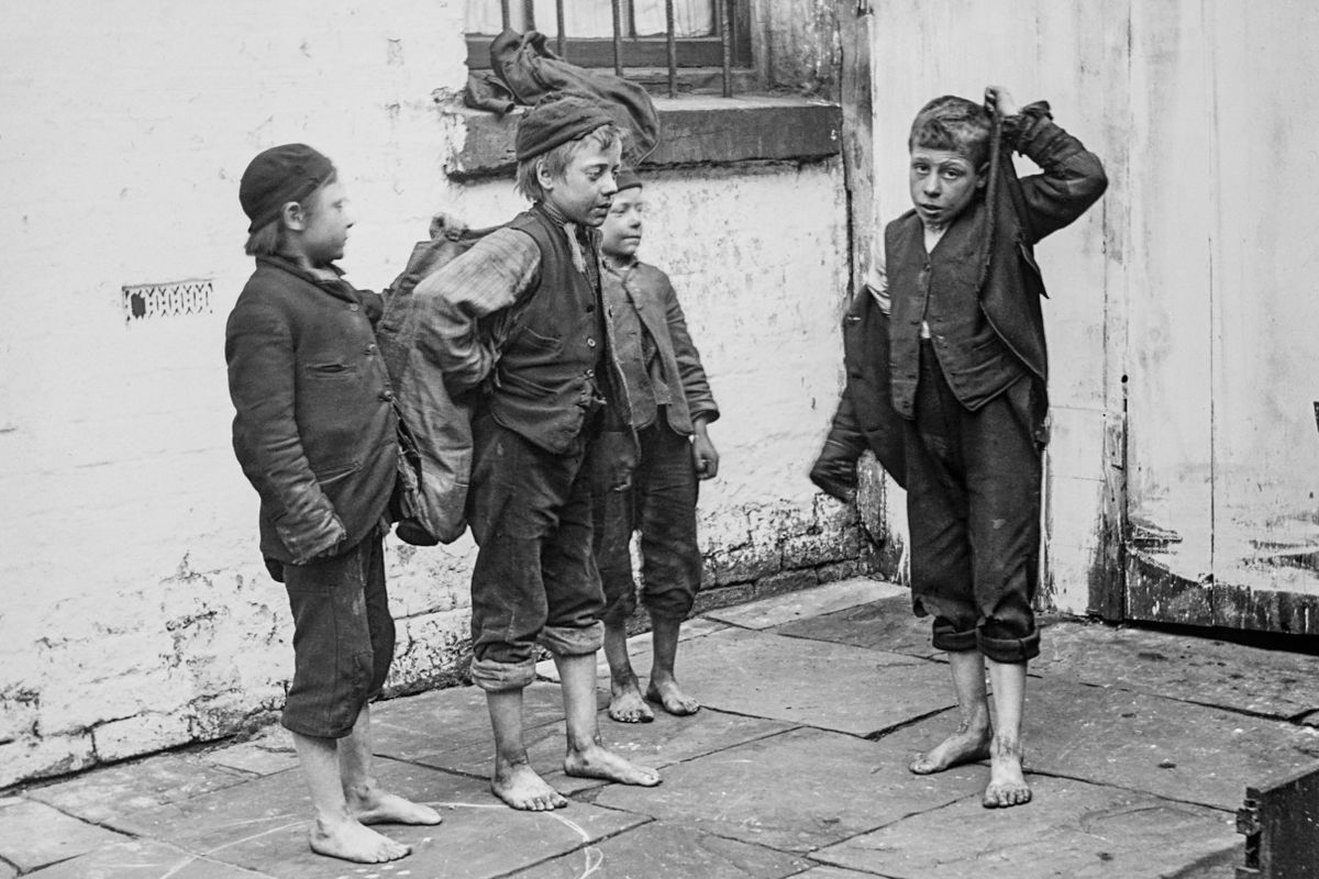 A viktoriánus korban rengeteg utcagyerek élt sikátorokban. Sokan árvák voltak, de nagy részük elhanyagoló, alkoholista családokból származott, ahol a bántalmazás volt a norma. Amikor választaniuk kellett, hogy ilyen körülmények között vagy az utcán éljenek, sokan az utcát választották. Prostitúcióra, lopásra kényszerültek, hogy eltartsák magukat, nagy szerencsének számított, ha jutott valami rémes gyerekmunka.