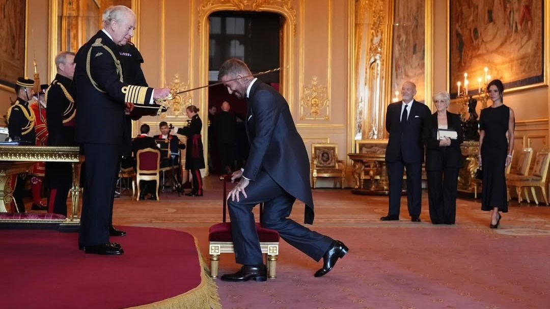 David Beckham megkapta a brit birodalmi lovagi címet .