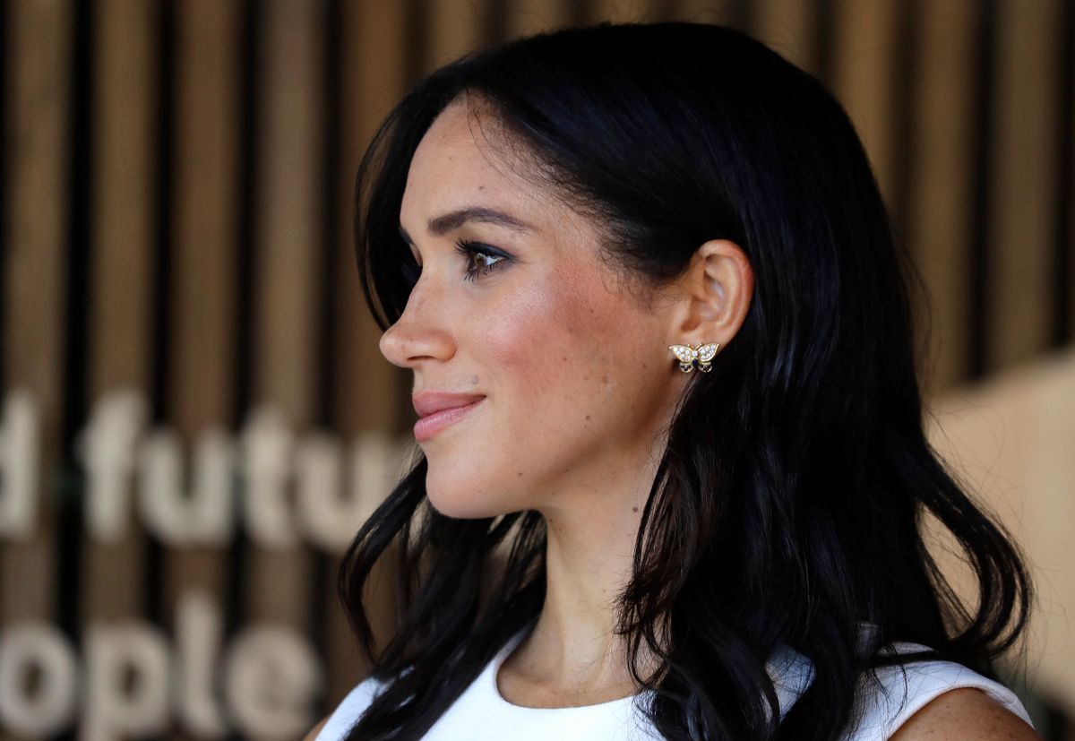 Meghan Markle Diana hercegné pillangós fülbevalójában.
