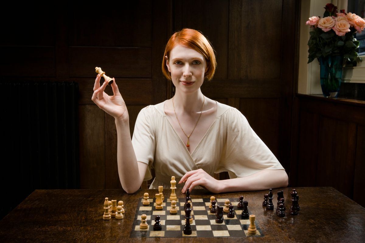 Egy magas intelligenciahányadossal bíró, vörös nő sakkozik. 