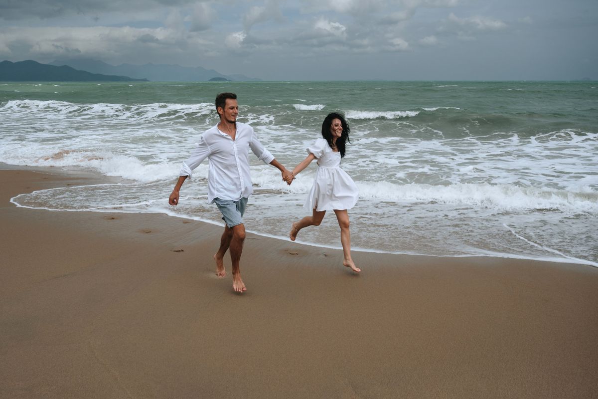 Én nem tudom, mi ez, de jó nagyon. Fájása édes, hadd fájjon, hagyom. Ha balgaság, ha tévedés, legyen. Ha szerelem, bocsásd ezt meg nekem! (Juhász Gyula) beautiful young couple in love runs along the beach by the sea in summer on vacation