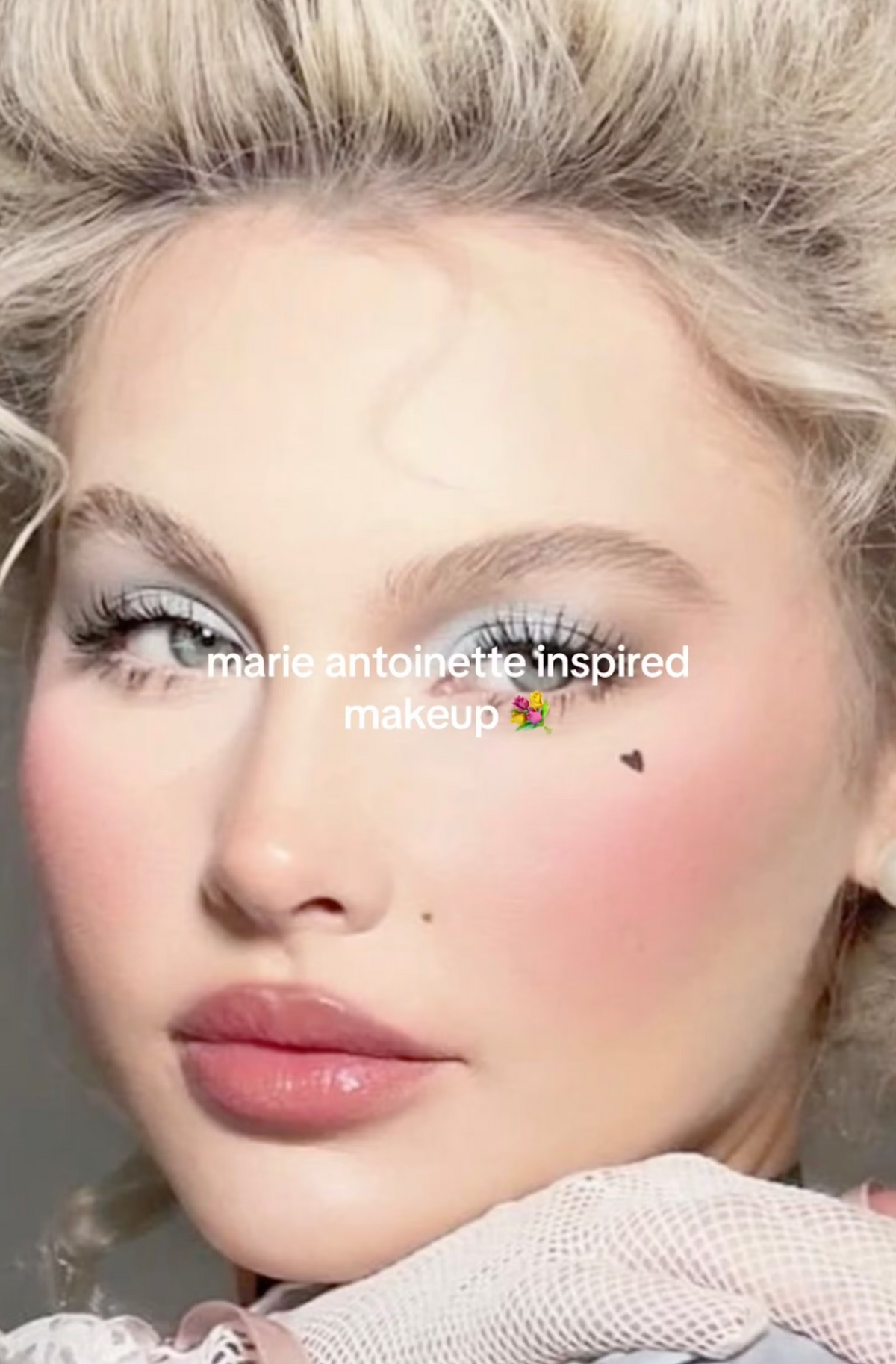 Tarol a Marie Antoinette pirosítós sminktrend a TikTokon. 