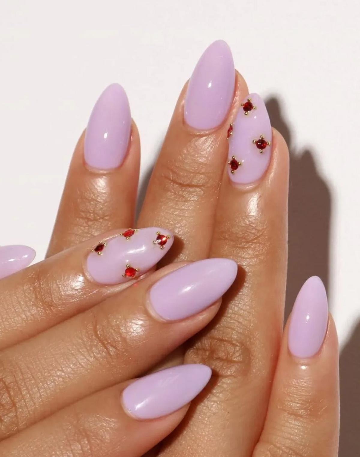 Levendula lila körmök az idei köröm trendben.