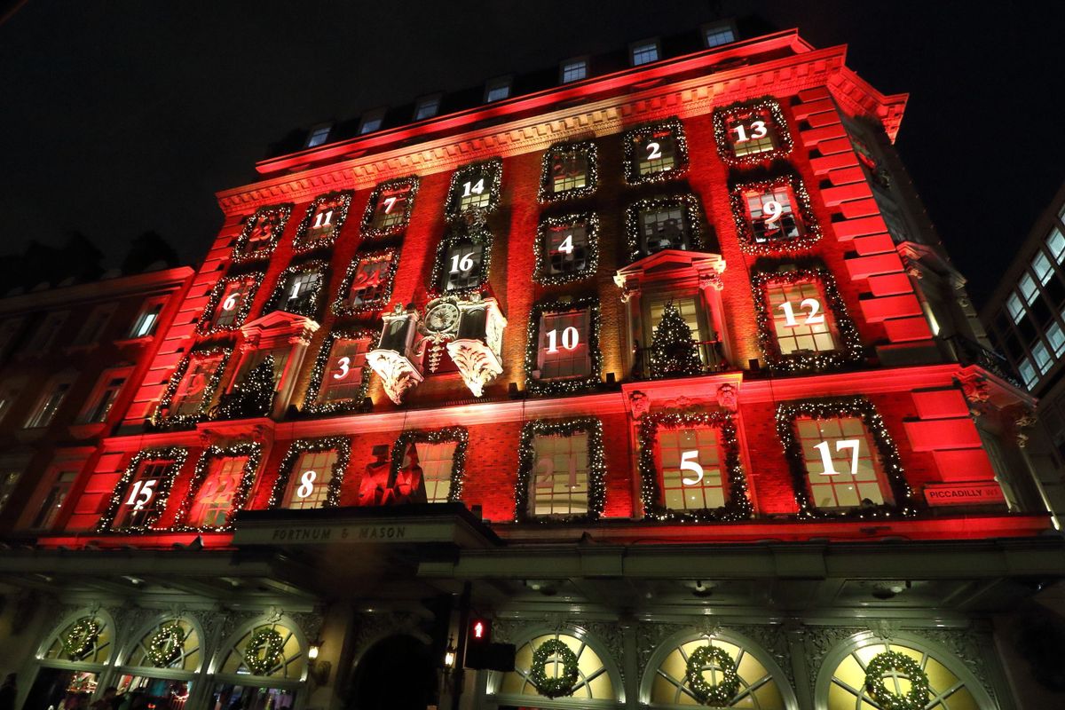 London exkluzív áruháza hatalmas adventi naptárrá változott. Ikonikus homlokzata vörösben fürdik, ablakai pedig a hagyományos adventi naptárak stílusában vannak feldíszítve és számozva. 