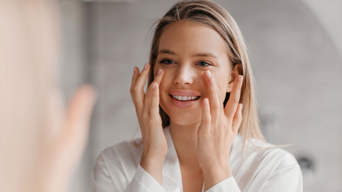 Kollagéntermelését serkentő nő a tükör előtt.