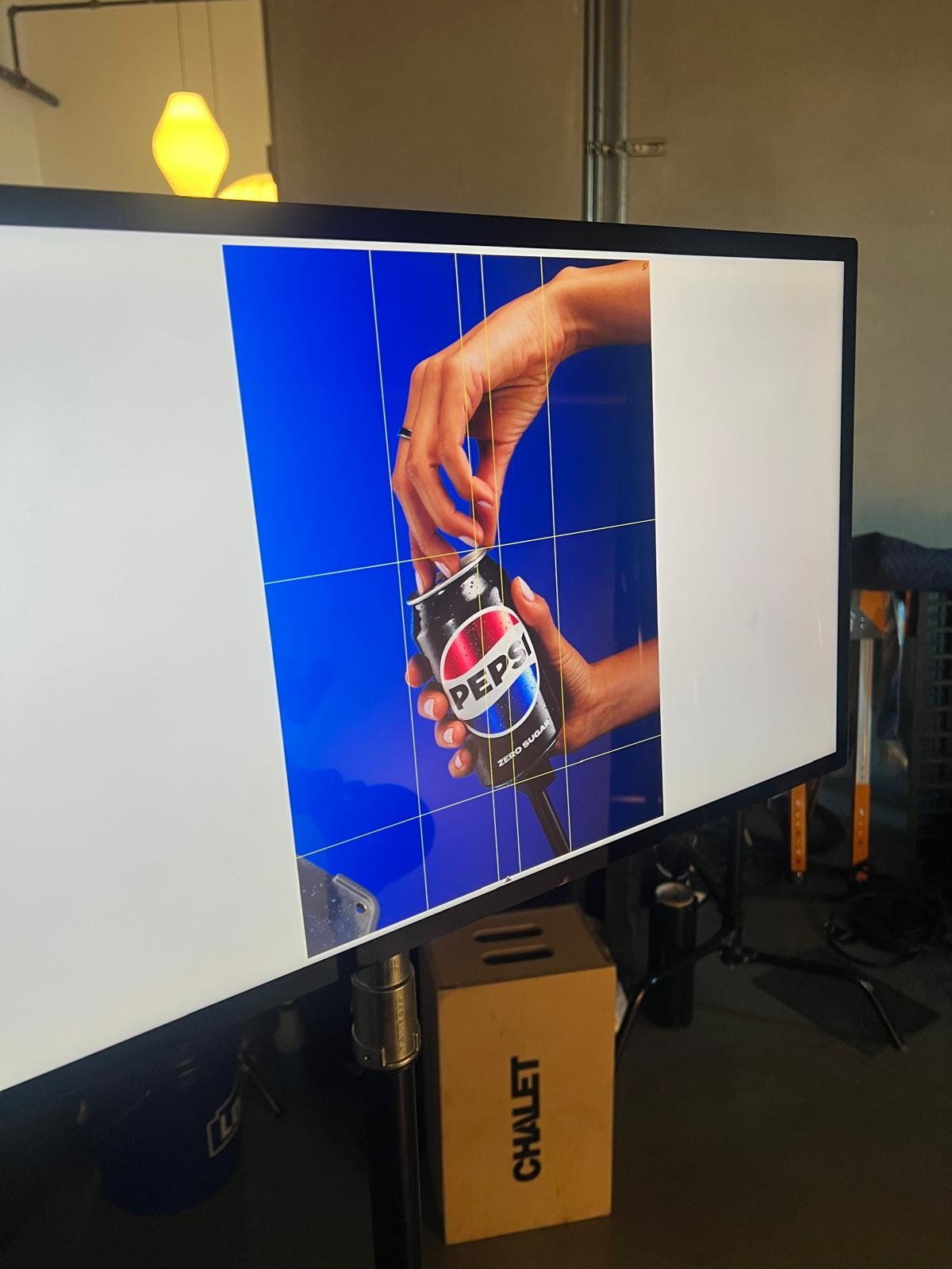 Kézmodell: Egy képernyő, amin Avisha Tewani keze látható, ahogy egy Pepsi kólásdobozt nyit ki.